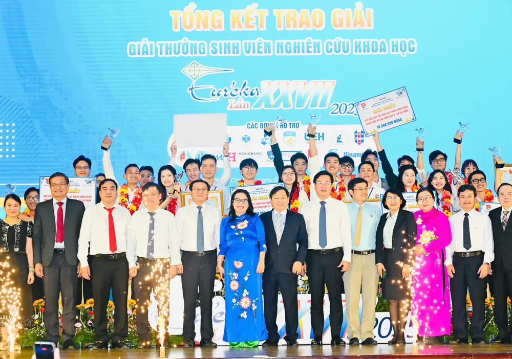 Delegații fac fotografii suvenir la ceremonie. Fotografie: VIET DUNG Chụp.jpg