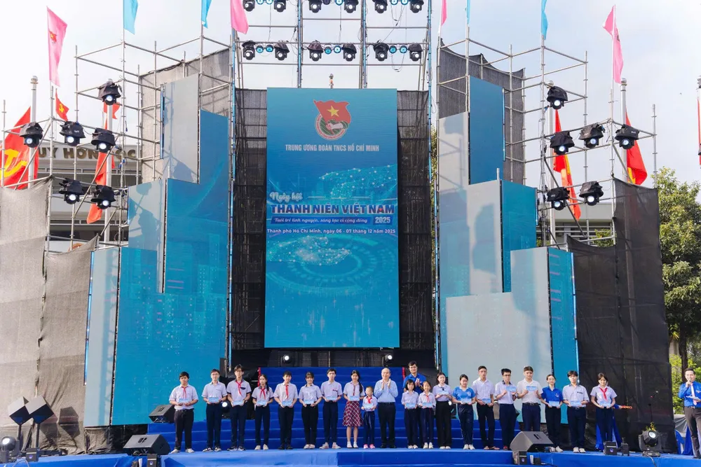 Bui Quang Huy és Tran Van Bay elvtársak ajándékokat adtak át 20 diáknak, akik leküzdötték a nehézségeket a jó tanulás érdekében. HB.jpg