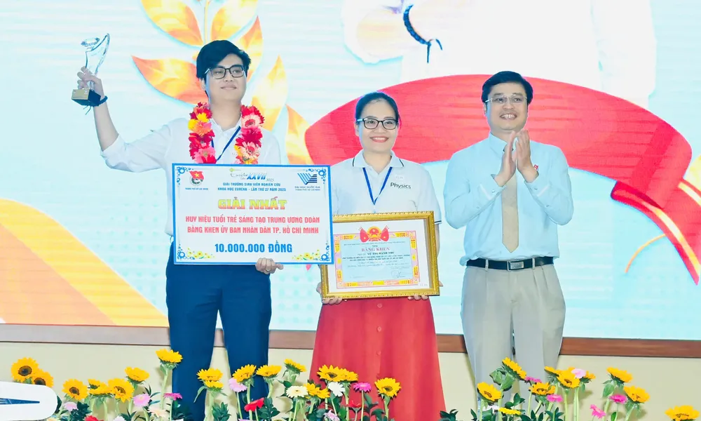 Directorul Centrului pentru Dezvoltarea Științei și Tehnologiei Tineretului, Doan Kim Thanh, a acordat premiul întâi grupului de autori. Foto: VIET DUNG kIM THÀNH.jpg