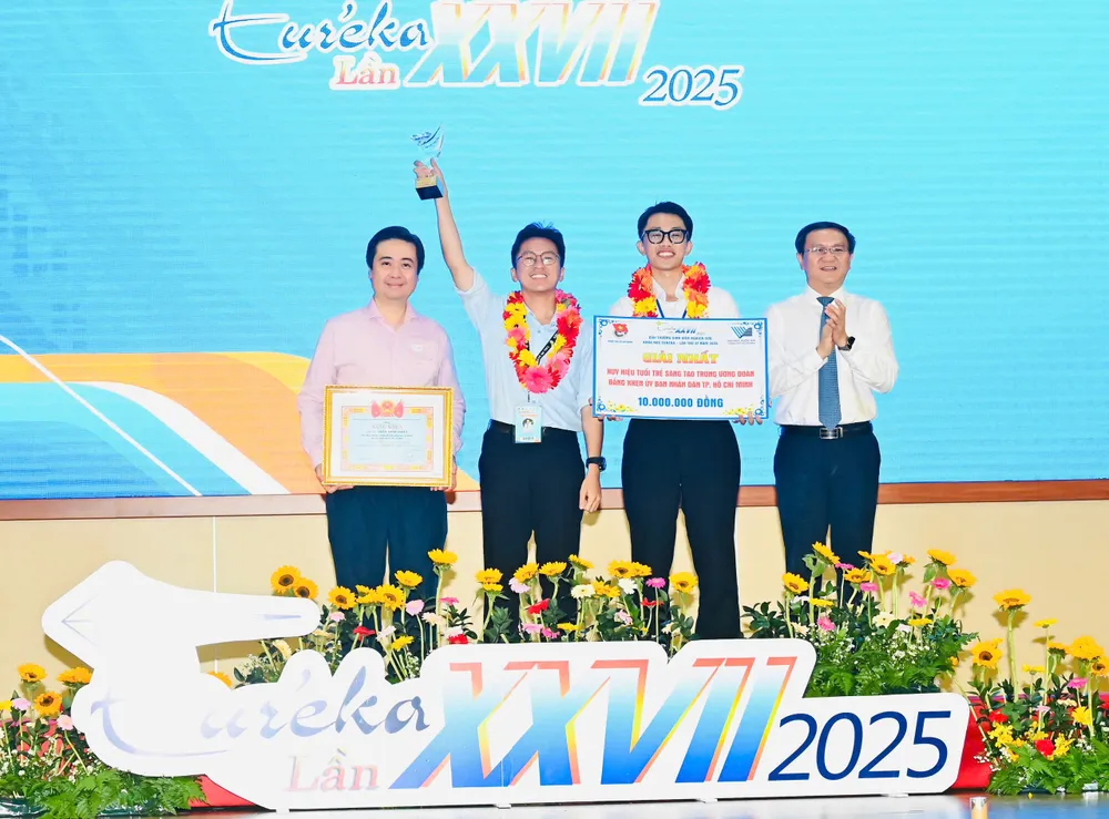 Directorul Departamentului de Știință și Tehnologie din orașul Ho Și Min, Lam Dinh Thang, a acordat premiul întâi grupului de autori. Fotografie: VIET DUNG LDDT.jpg