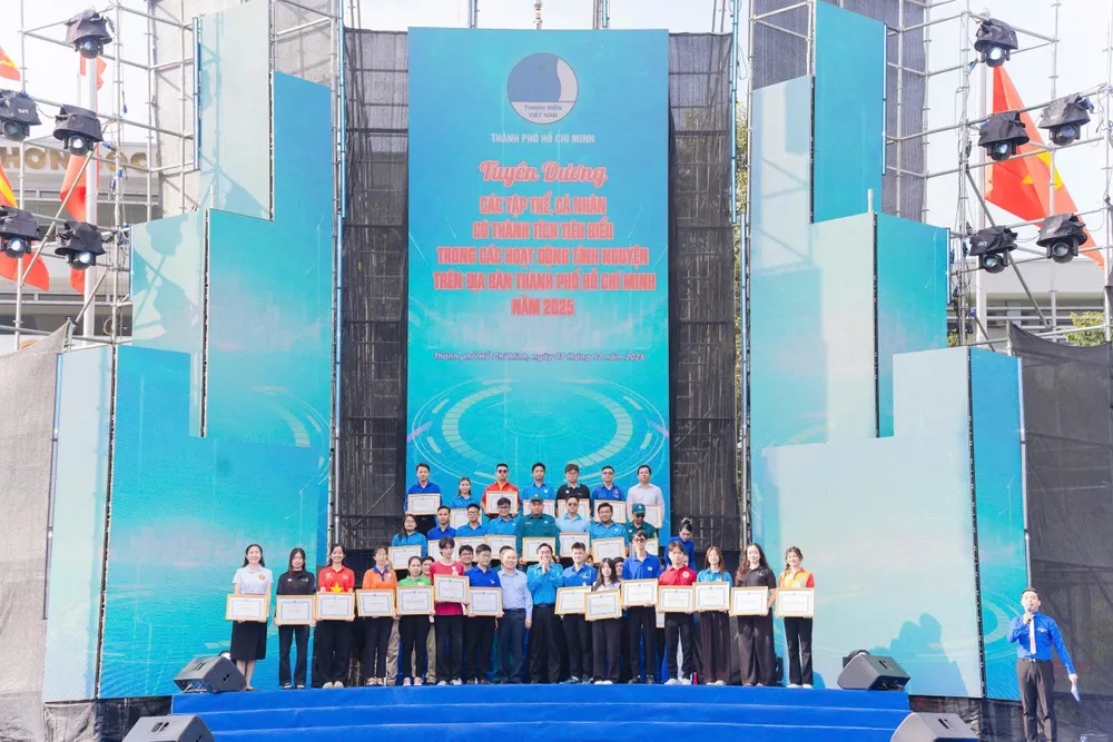 Kiemelkedő eredményeket elért önkéntes csoportok és egyének elismerése Ho Si Minh-városban 2025-ben TPHC.jpg