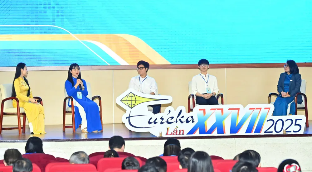 Autorul subiectului a interacționat la ceremonie. Foto: VIET DUNG z7301438304718_4ec923d75448a2db15336d53b4e39053.jpg
