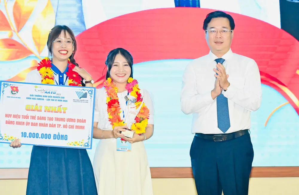 Tovarășul Le Quoc Phong a acordat premiul întâi grupului de autori. Foto: VIET DUNG z7301438334837_114b097e58e05fc9c482f5f86791edfb.jpg