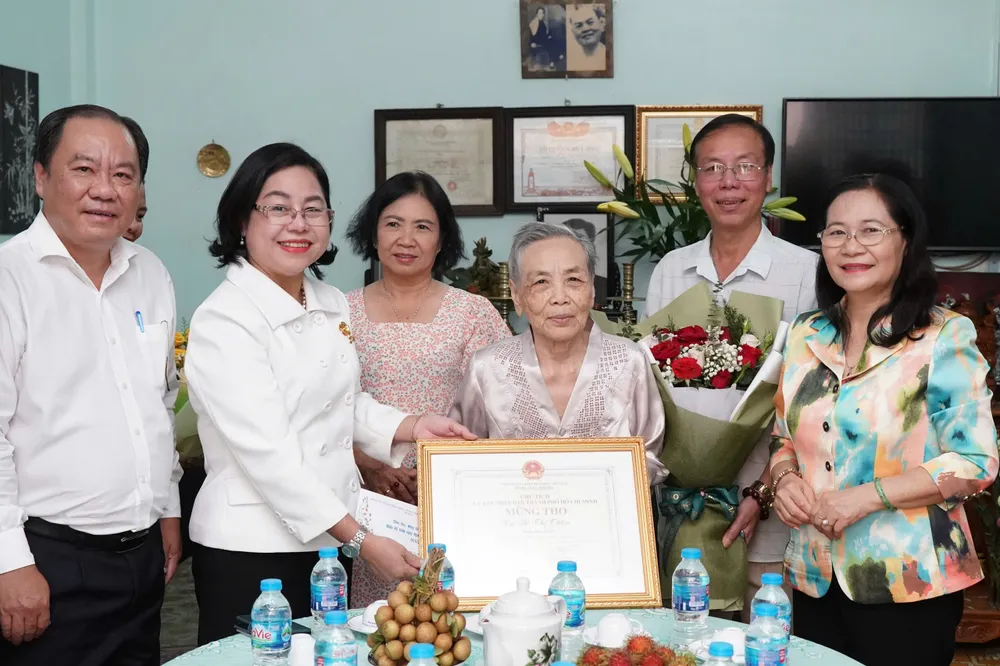 Chủ tịch HĐND TPHCM Nguyễn Thị Lệ (ngoài cùng bên phải) thăm, chúc thọ bà Hồ Thị Thiện. Ảnh: HOÀNG HÙNG b3592a3a1c04a85af115.jpg