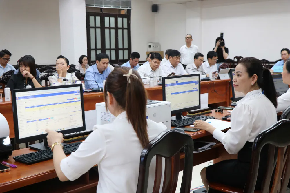 Cán bộ, công chức tham gia vận hành thử nghiệm các "kịch bản" giả định 0d84544061bad5e48cab.jpg