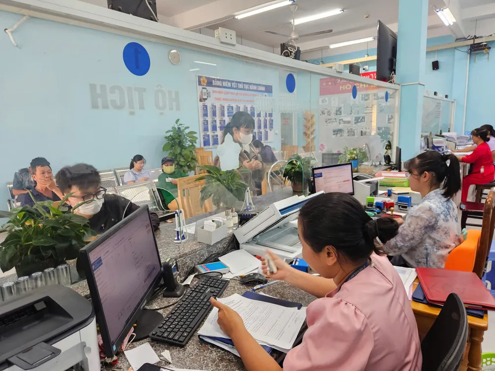 Công chức phường An Phú Đông, quận 12 giải quyết hồ sơ cho người dân bf86f62fcdd8798620c9.jpg