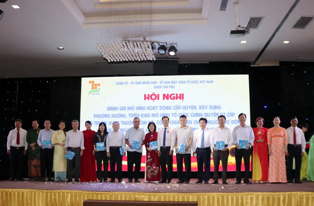 Lãnh đạo quận Tân Phú tặng quà tri ân các nguyên lãnh đạo và cán bộ, công chức, viên chức quận 8135b479d6e962b73bf8.jpg