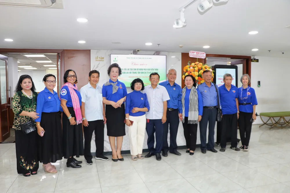 Một số thành viên Ban liên lạc cựu cán bộ Đoàn phía Nam chụp ảnh cùng lãnh đạo Trung tâm Báo chí TPHCM 0b86b7b418e7afb9f6f6.jpg