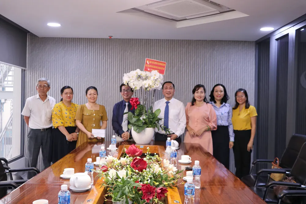 Đoàn đại biểu tặng hoa chúc mừng Báo Công giáo và Dân tộc 8df815668a3f3d61642e.jpg
