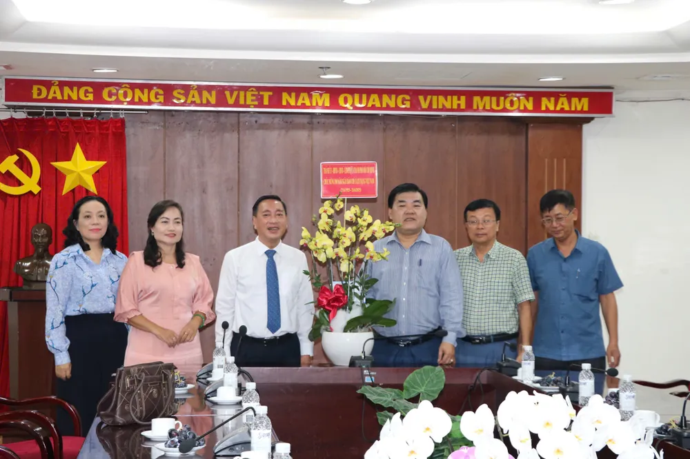 Lãnh đạo Trung tâm Thông tin Thông tấn xã Việt Nam khu vực phía Nam (bên phải) tiếp đoàn c9111a438e1a3944600b.jpg