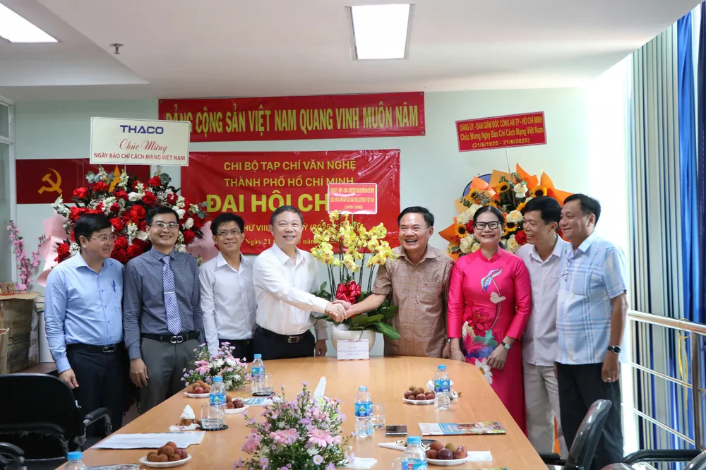Lãnh đạo Tạp chí Văn nghệ (bên phải) gửi lời cảm ơn đến đoàn đại biểu 5f1b0be88aec3db264fd.jpg