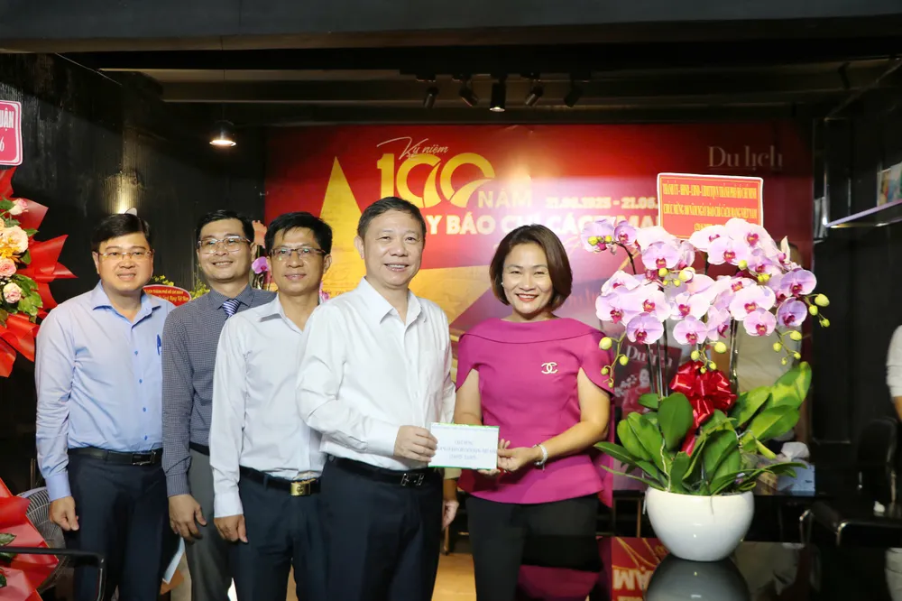 Đồng chí Dương Anh Đức (thứ hai từ phải sang) thăm, chúc mừng Tạp chí Du lịch 92080bf68af23dac64e3.jpg