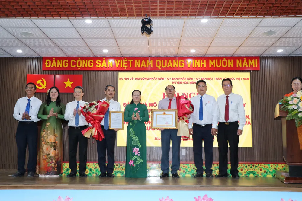 Đồng chí Nguyễn Thị Lệ trao quyết định của Thủ tướng Chính phủ công nhận huyện Hóc Môn đạt chuẩn nông thôn mới nâng cao năm 2024 022ba5c8452df273ab3c.jpg