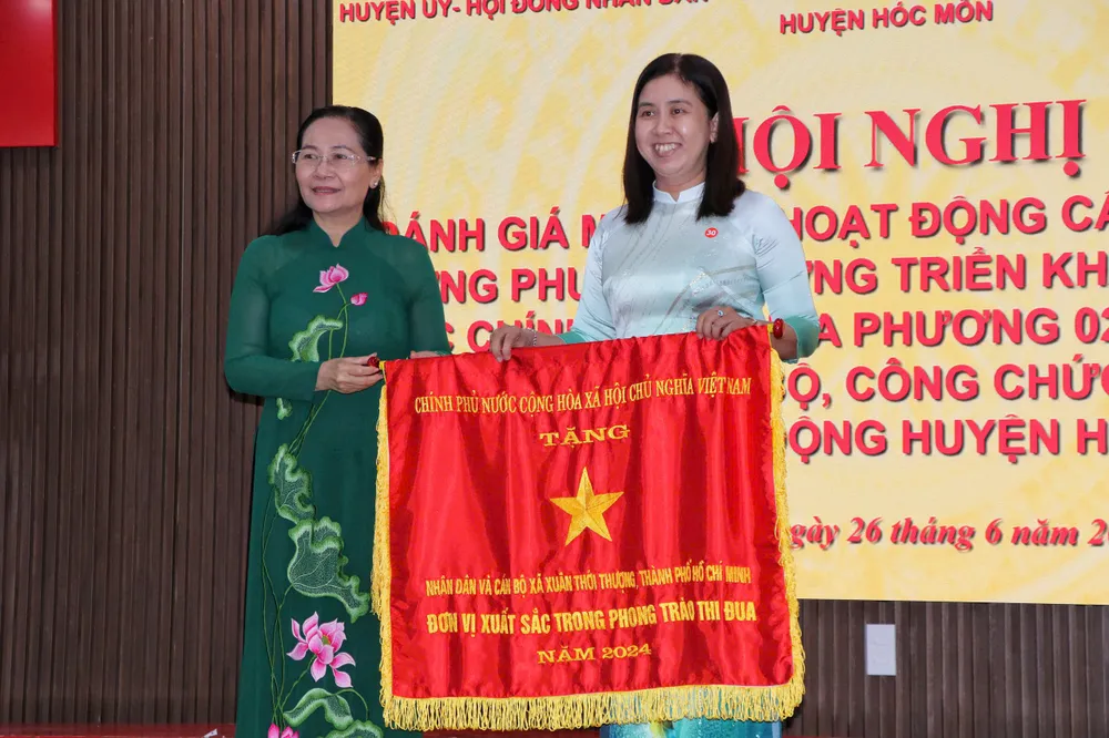 Lãnh đạo thành phố trao cờ thi đua của Chính phủ cho nhân dân và cán bộ xã Xuân Thới Thượng, huyện Hóc Môn 4785df7f3f9a88c4d18b.jpg