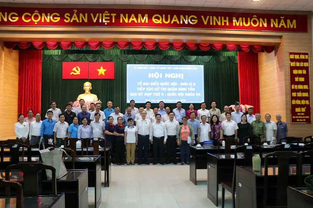Cử tri quận Bình Tân chụp ảnh lưu niệm cùng tổ ĐBQH đơn vị 6 và lãnh đạo quận Bình Tân 4a1043a15220e57ebc31.jpg