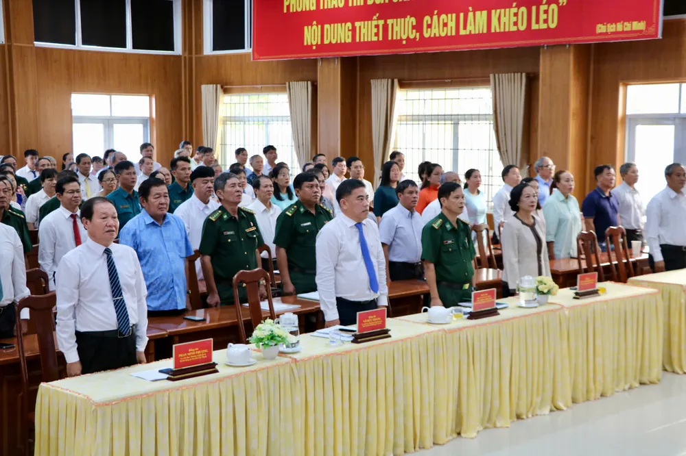 Tập thể lãnh đạo, công chức và nhân dân xã Cần Giờ mới tham dự lễ công bố nghị quyết thành lập đơn vị hành chính mới sáng 30-6 8a05044280c837966ed9.jpg