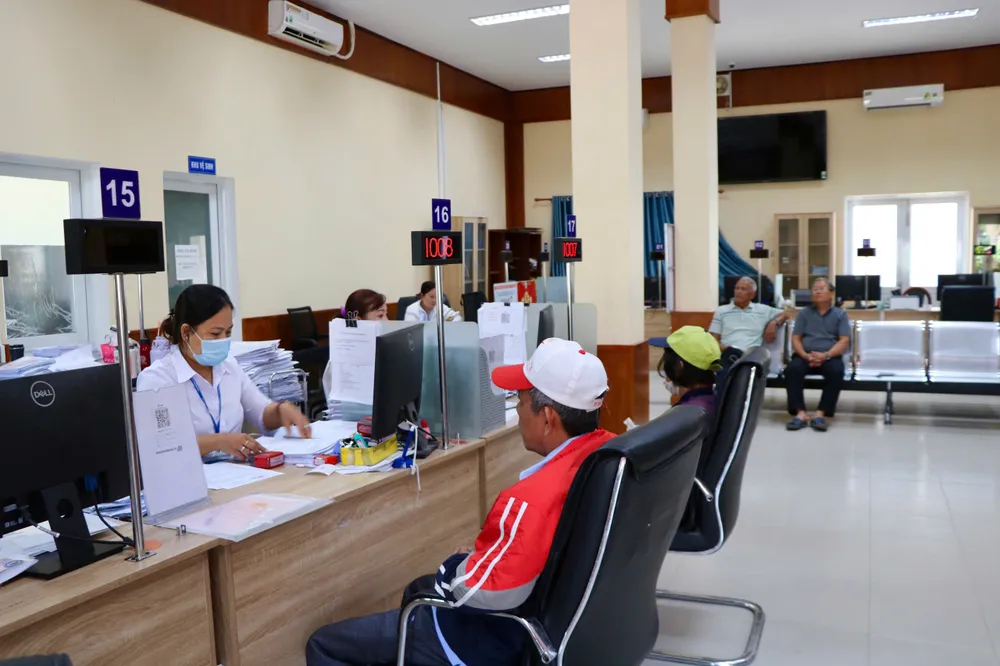 Trong ngày 30-6, dù diễn ra lễ công bố nghị quyết thành lập đơn vị hành chính mới, công tác tiếp nhận, giải quyết hồ sơ thủ tục hành chính tại UBND huyện Cần Giờ vẫn diễn ra bình thường. Ảnh: CẨM NƯƠNG d9fdc86bbdfe0aa053ef.jpg