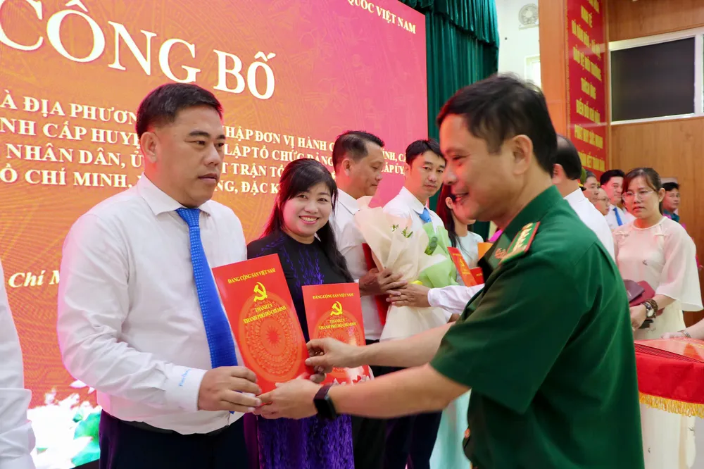 Ông Võ Hữu Thắng, Phó Chủ tịch UBND huyện Cần Giờ, nhận quyết định làm Chủ tịch UBND xã Cần Giờ mới. Ảnh: CẨM NƯƠNG f62a735815cca292fbdd.jpg