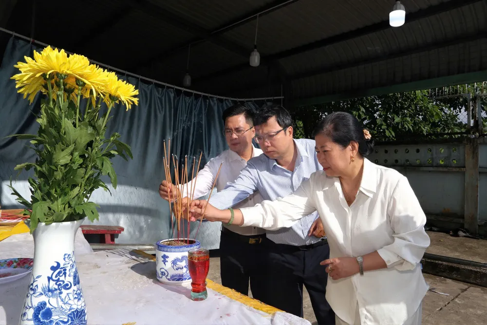 Lãnh đạo các sở, ban, ngành, địa phương viếng các nạn nhân c4d23de4ca947cca2585.jpg