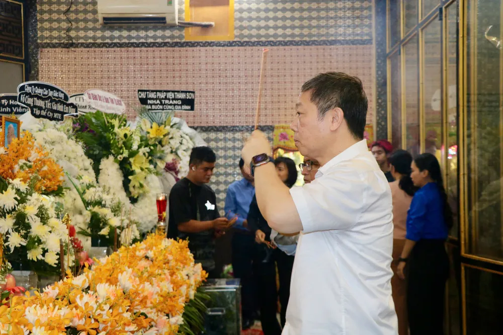 Phó Trưởng Ban Thường trực Ban Tuyên giáo và Dân vận Thành ủy TPHCM Dương Anh Đức thắp nén hương tiễn biệt các nạn nhân trong vụ cháy 08f8d0f6e8fd5ea307ec.jpg
