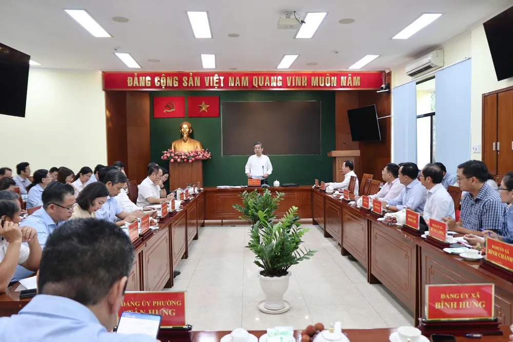 Đồng chí Nguyễn Phước Lộc làm việc về công tác chuẩn bị Đại hội Đảng bộ với Đảng ủy 17 phường, xã 8069b286928d24d37d9c.jpg
