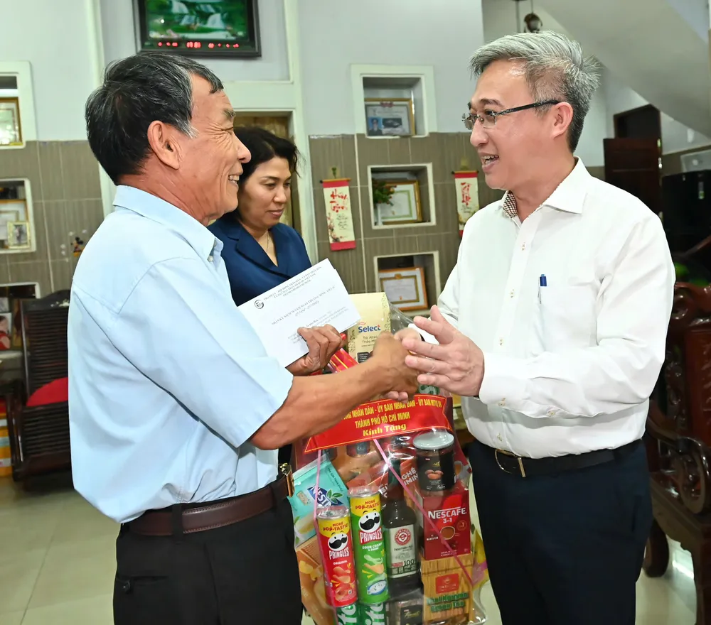 ក្នុងជំនួបពិភាក្សាការងារ នារសៀលថ្ងៃទី១៦ ខែកក្កដា អនុលេខាគណៈកម្មាធិការបក្សទីក្រុងហូជីមិញ លោក Dang Minh Thong (ស្តាំ) បានទៅសួរសុខទុក្ខលោក Nguyen Duc Hoa (បច្ចុប្បន្នរស់នៅឃុំ Binh Khanh) យុទ្ធជនតស៊ូដែលប៉ះពាល់នឹងសារធាតុគីមីពុល។ រូបថត៖ VIET DUNG b9f1471c679dd1c3888c.jpg
