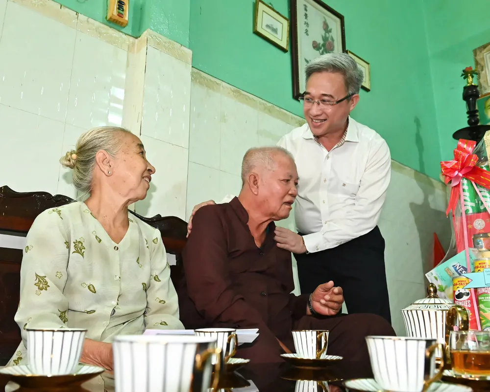 អនុលេខាគណៈកម្មាធិការបក្សទីក្រុងហូជីមិញ លោក Dang Minh Thong អញ្ជើញទៅសួរសុខទុក្ខគ្រួសារសពលោក Nguyen Tan Tai។ រូបថត៖ VIET DUNG IMG_0032.jpeg