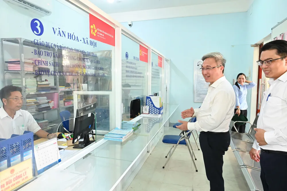 អនុលេខាគណៈកម្មាធិការបក្សទីក្រុងហូជីមិញ ពិនិត្យក្រុមសេវារដ្ឋបាលសាធារណៈឃុំ Thanh An។ រូបថត៖ VIET DUNG IMG_0033.jpeg