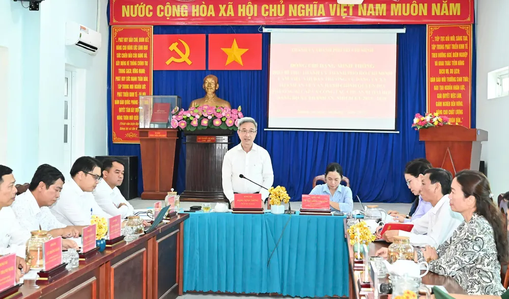 សមមិត្ត Dang Minh Thong ថ្លែងមតិក្នុងជំនួបធ្វើការជាមួយឃុំ Thanh An។ រូបថត៖ VIET DUNG IMG_0034.jpeg