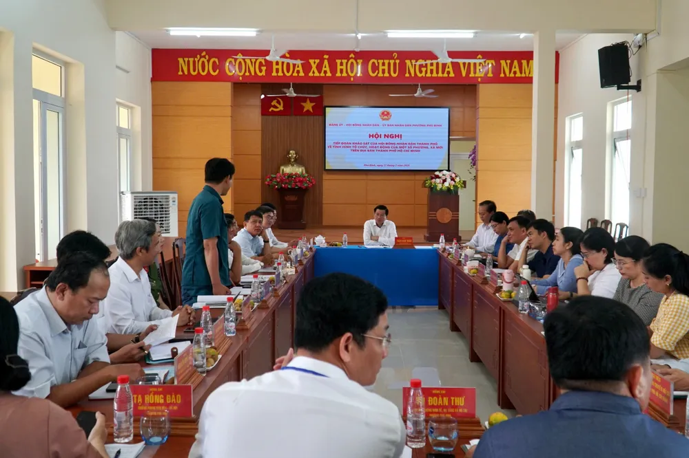 Đoàn công tác làm việc với phường Phú Định 189014ac0d38bb66e229.jpg