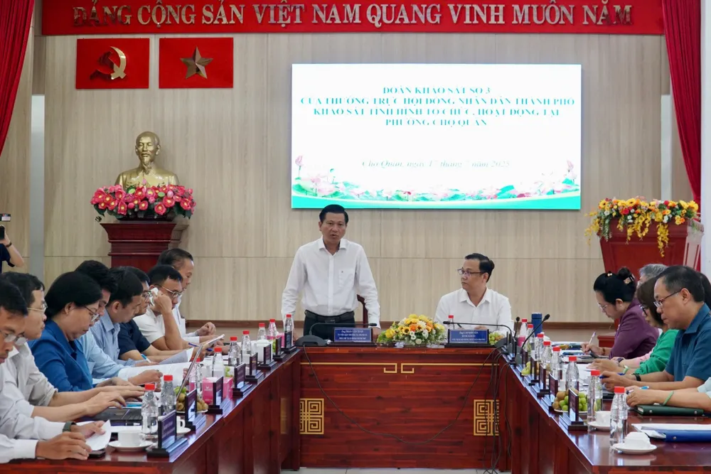 Đồng chí Trần Văn Tuấn, Phó Chủ tịch HĐND TPHCM phát biểu khi làm việc tại phường Chợ Quán 5c16cc93d30765593c16.jpg