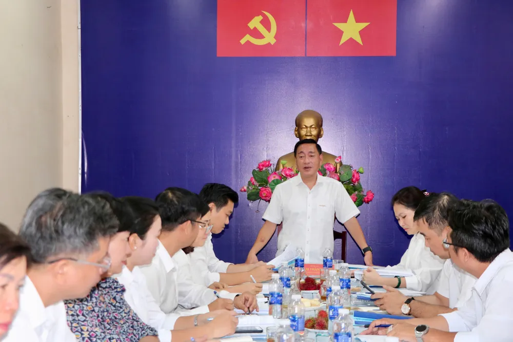 Đồng chí Phạm Thành Kiên làm việc với Đảng ủy xã Củ Chi a651001bef5766093f46.jpg
