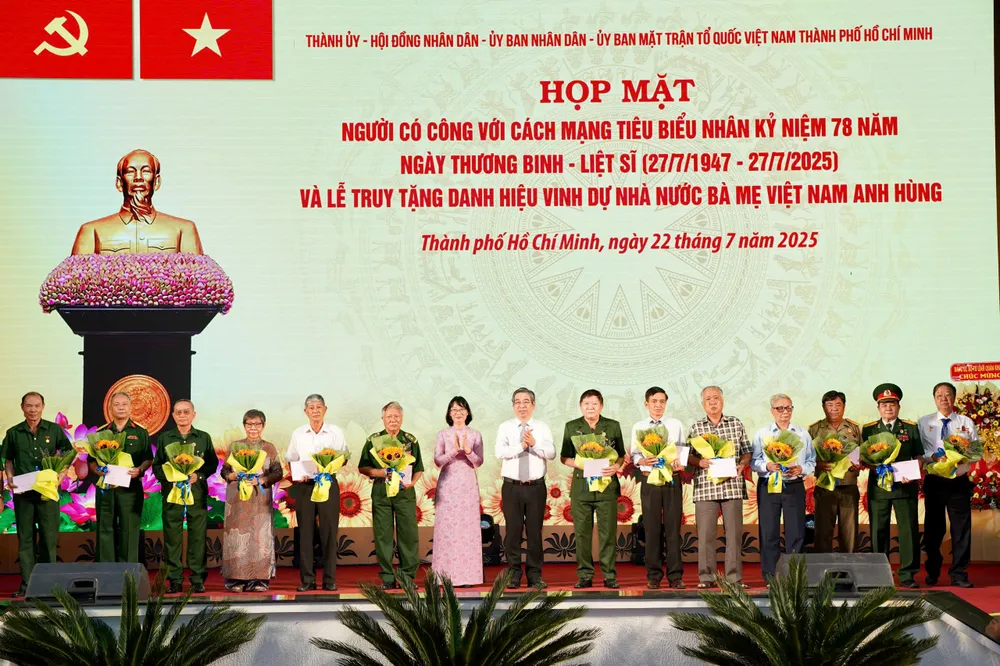 Lãnh đạo TPHCM trao các phần quà tri ân đến anh hùng liệt sĩ, người có công tiêu biểu, thương binh và gia đình chính sách