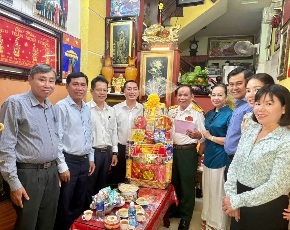 Đồng chí Phạm Thành Kiên thăm, tặng quà cụ Trần Minh Phụng, nguyên Đại tá sư đoàn 9 - là thương binh 4/4 (ngụ phường Hoà Bình) IMG_0035.jpeg