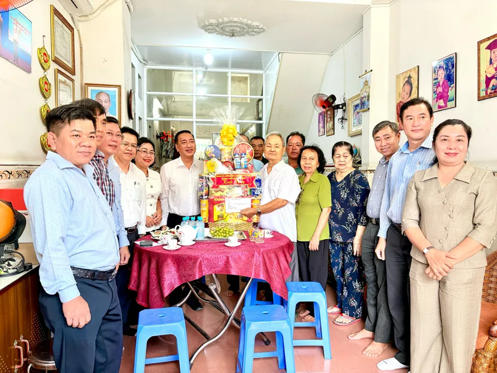 Phó Chủ tịch Thường trực HĐND TPHCM thăm, tặng quà cụ Nguyễn Hùng Tánh, thương binh 4/4 (tỷ lệ 21%), người hoạt động kháng chiến bị nhiễm chất độc hóa học (phường Bình Thới) IMG_0036.jpeg