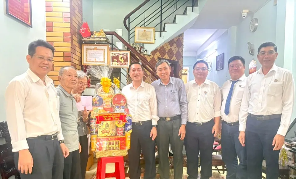 Đoàn đại biểu thăm, tặng quà cụ Nguyễn Văn Lượng, thương binh 1/4 (tỷ lệ 81%), người hoạt động kháng chiến bị nhiễm chất độc hóa học (phường Minh Phụng) IMG_0037.jpeg