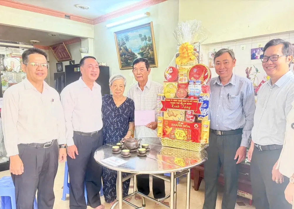 Đoàn đại biểu thăm, tặng quà cụ Đặng Hùng, thương binh 4/4 IMG_0038.jpeg