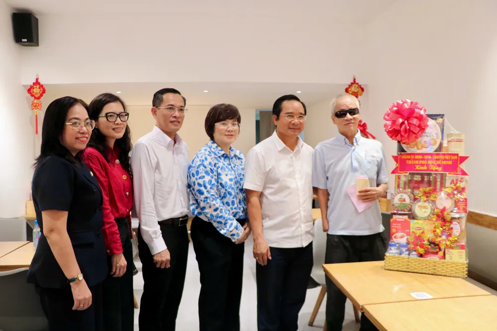 គណៈប្រតិភូបានទៅសួរសុខទុក្ខ និងជូនអំណោយថ្លែងអំណរគុណចំពោះលោក Pham Quoc An 055ff8ea2189a8d7f198.jpg