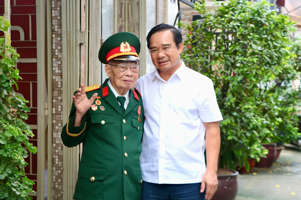 លោក Tran Thang Phuc វរសេនីយ៍ឯកកងទ័ពចូលនិវត្តន៍បានចែករំលែកអារម្មណ៍ជាមួយសមមិត្ត Nguyen Van Duoc មុនពេលគណៈប្រតិភូចាកចេញ។ 1598c3ab1bc89296cbd9.jpg