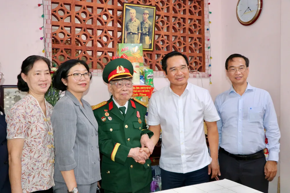 លោក Tran Thang Phuc បានចាប់ដៃប្រធានគណៈកម្មាធិការប្រជាជនទីក្រុងហូជីមិញ និងថ្លែងអំណរគុណចំពោះគណៈប្រតិភូ។ ad13a40d7c6ef530ac7f.jpg