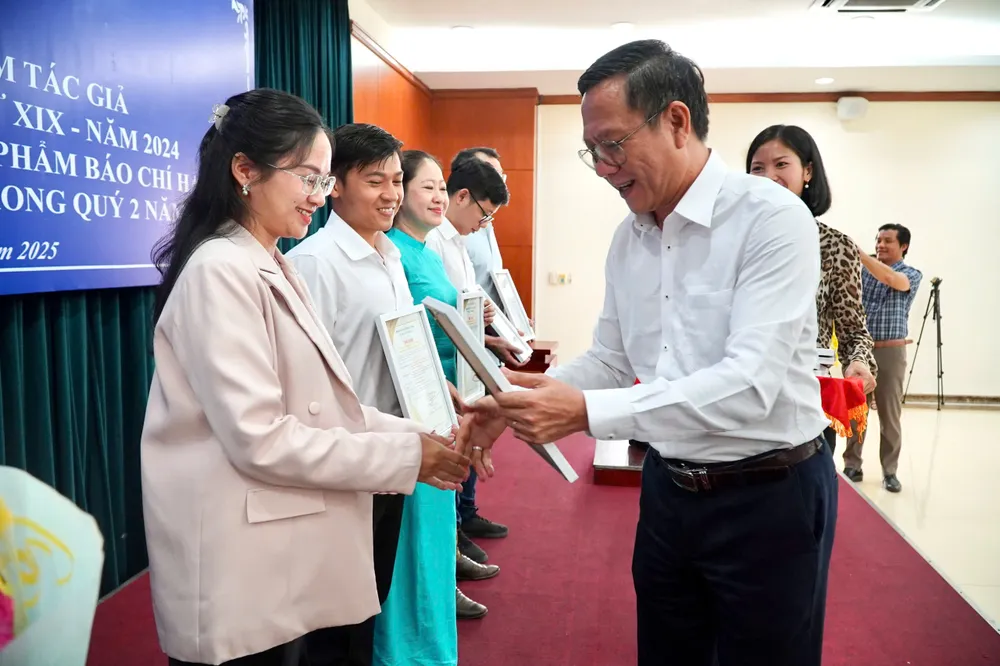 El subdirector del Departamento de Cultura y Deportes de Ciudad Ho Chi Minh, Nguyen Ngoc Hoi, entregó cartas de reconocimiento a los autores cuyas obras fueron premiadas. 2347486272569786554.jpg