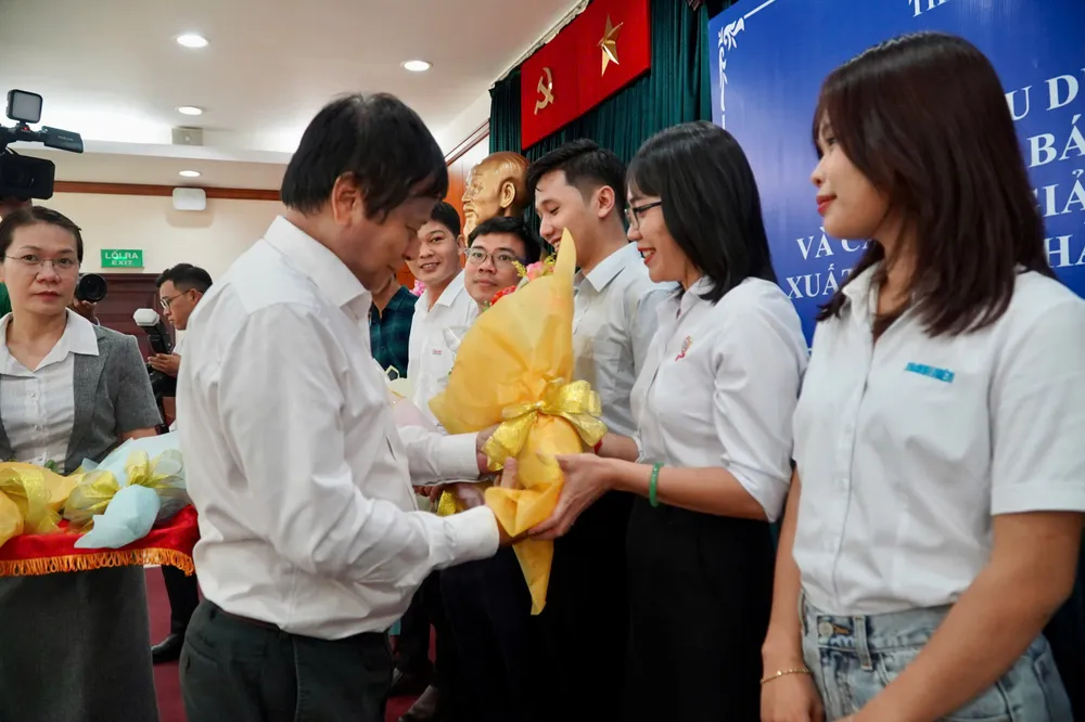El camarada Tran Trong Dung, vicepresidente de la Asociación de Periodistas de Vietnam, entregó flores para felicitar a los autores cuyos trabajos fueron premiados. cfdc28a30fdd8683dfcc.jpg