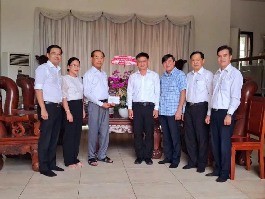 Đoàn công tác đến thăm và chúc mừng đồng chí Mai Thế Trung 692fdb753f59b607ef48.jpg