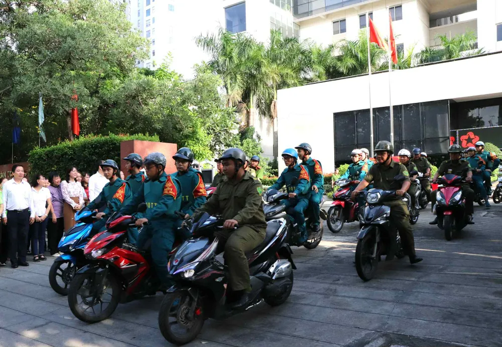 Công an phường Xóm Chiếu tổ chức ra quân sáng 1-8. Ảnh: THÁI PHƯƠNG att.rb014p1436gjRECS96W2VyRWYDUkymty_gaieWrvRUQ.jpeg
