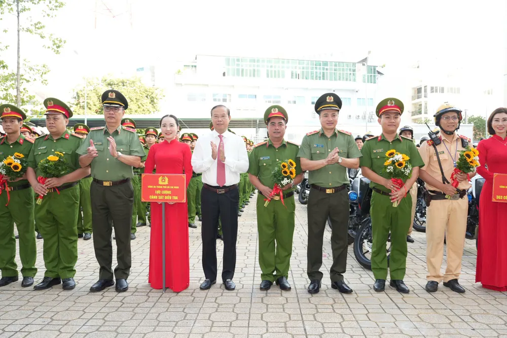 Đồng chí Nguyễn Văn Thọ (sơ mi trắng) và lãnh đạo Công an TPHCM trao hoa động viên các chiến sĩ ra quân IMG_7137.jpeg