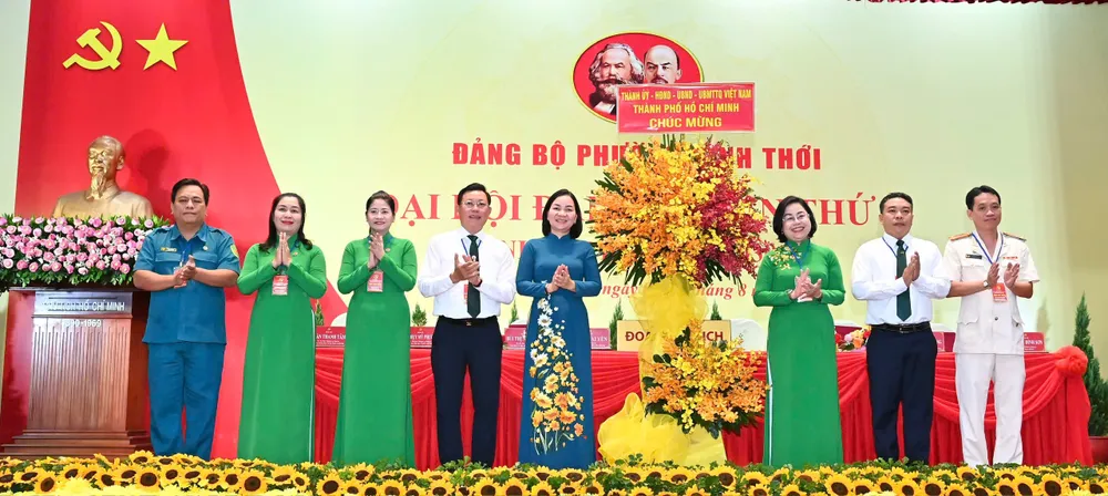 Đồng chí Trương Thị Bích Hạnh tặng hoa chúc mừng Đại hội Đảng bộ phường Bình Thới. Ảnh: VIỆT DŨNG IMG_7368.jpeg