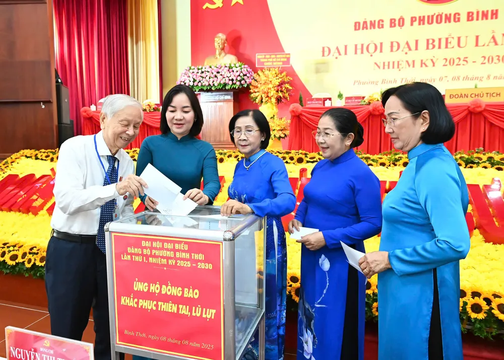 Đại biểu đóng góp ủng hộ đồng bào khắc phục thiên tai, lũ lụt. Ảnh: VIỆT DŨNG IMG_7370.jpeg