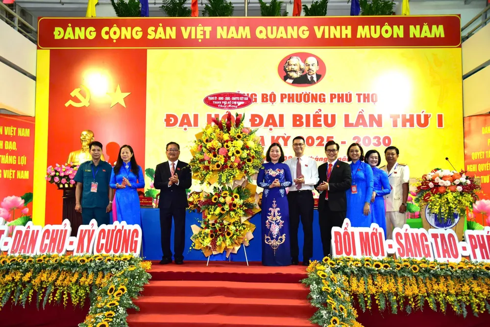 Lãnh đạo phường Phú Thọ nhận hoa chúc mừng từ lãnh đạo TPHCM 2478b88f04d88c86d5c9.jpg