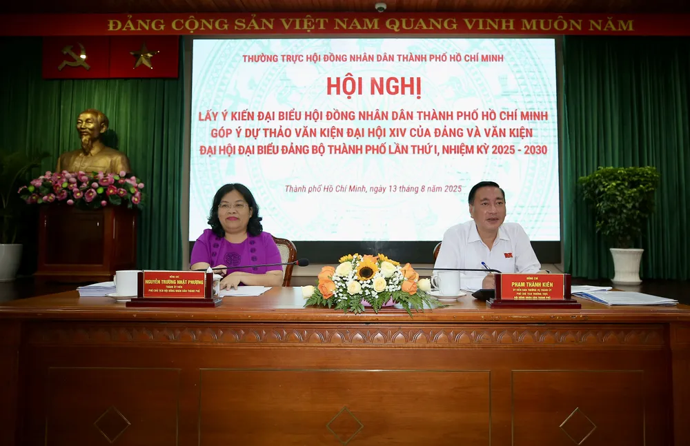 Đồng chí Phạm Thành Kiên và đồng chí Nguyễn Trường Nhật Phượng chủ trì hội nghị. Ảnh: DŨNG PHƯƠNG b33bd8c681c8099650d9.jpg