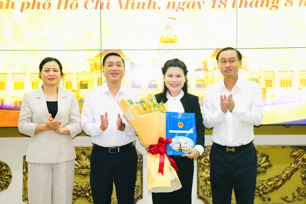 Thường trực HĐND và Đoàn ĐBQH TPHCM trao quyết định và hoa chúc mừng đồng chí Ngô Lan Chi IMG_0094.jpeg